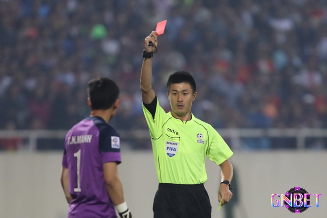 Khi trọng tài giơ thẻ đỏ đồng nghĩa với việc cầu thủ buộc phải rời sân thi đấu