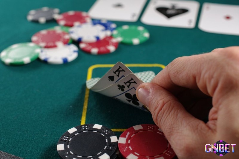 Bài Poker được cho là khó chiến thắng hơn Xì tố vì có nhiều nguyên tắc phức tạp hơn