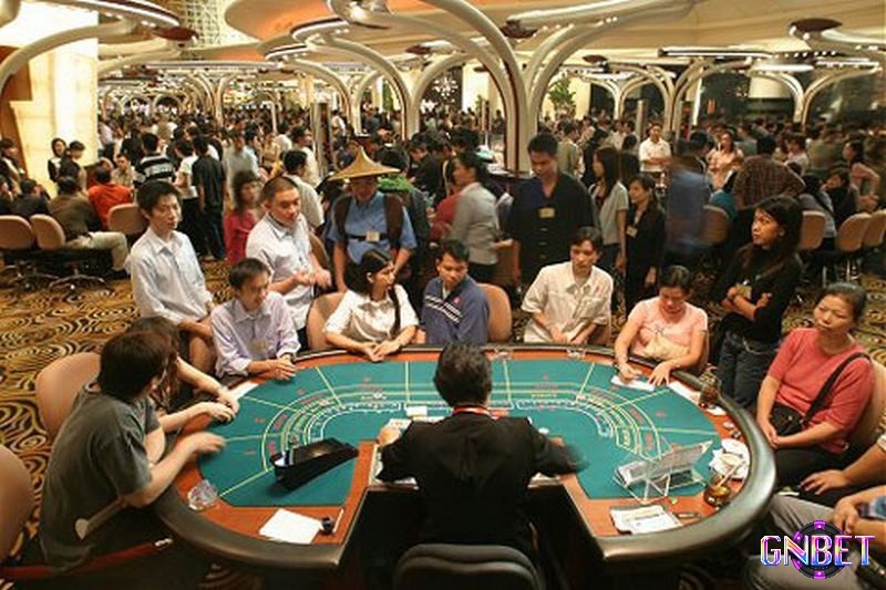 Tại casino Đồ Sơn có nhiều bàn chia bài và các máy đánh bạc đổi thưởng