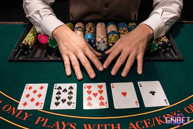 Người chơi đánh bài poker nhận đủ 5 lá bài và tính điểm xét thắng thua